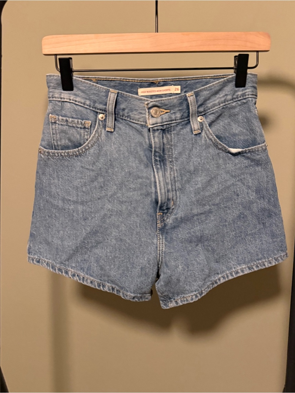 Levi's High Waisted Mom Shorts | 26
